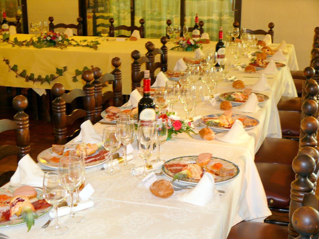 Hotel Restaurante Las Galias Zuera Екстер'єр фото